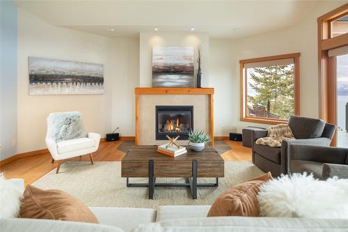 434 Viewcrest Road, Kelowna, BC - Indoor Photo Showing Living Room With Fireplace