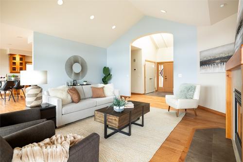 434 Viewcrest Road, Kelowna, BC - Indoor Photo Showing Living Room