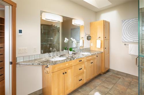 434 Viewcrest Road, Kelowna, BC - Indoor Photo Showing Bathroom