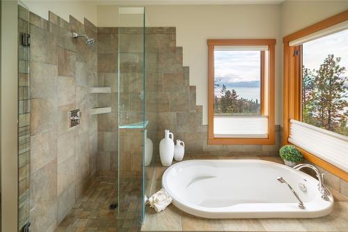 434 Viewcrest Road, Kelowna, BC - Indoor Photo Showing Bathroom