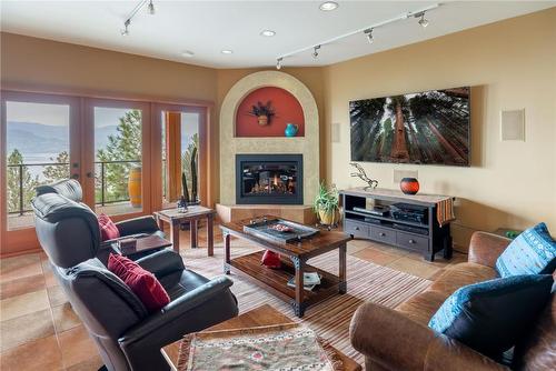 434 Viewcrest Road, Kelowna, BC - Indoor Photo Showing Living Room With Fireplace