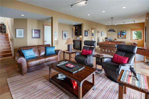 434 Viewcrest Road, Kelowna, BC - Indoor Photo Showing Living Room