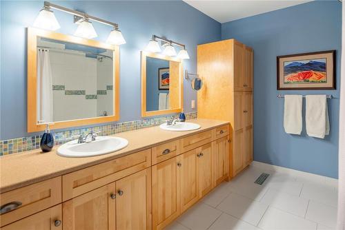 434 Viewcrest Road, Kelowna, BC - Indoor Photo Showing Bathroom