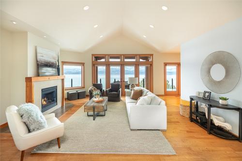 434 Viewcrest Road, Kelowna, BC - Indoor Photo Showing Living Room With Fireplace