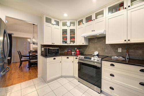 3889 Gallaghers Grange, Kelowna, BC - Indoor Photo Showing Kitchen