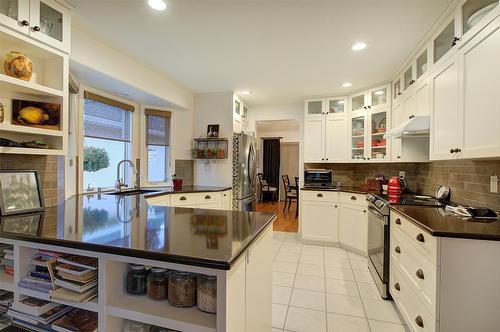 3889 Gallaghers Grange, Kelowna, BC - Indoor Photo Showing Kitchen