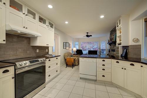 3889 Gallaghers Grange, Kelowna, BC - Indoor Photo Showing Kitchen