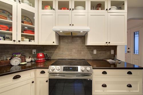 3889 Gallaghers Grange, Kelowna, BC - Indoor Photo Showing Kitchen