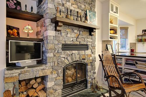 3889 Gallaghers Grange, Kelowna, BC - Indoor Photo Showing Living Room With Fireplace