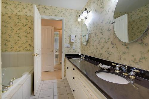 3889 Gallaghers Grange, Kelowna, BC - Indoor Photo Showing Bathroom