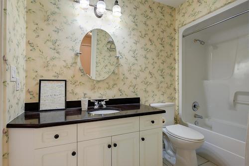 3889 Gallaghers Grange, Kelowna, BC - Indoor Photo Showing Bathroom