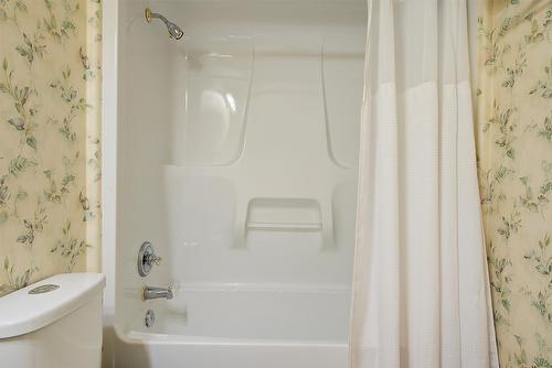 3889 Gallaghers Grange, Kelowna, BC - Indoor Photo Showing Bathroom