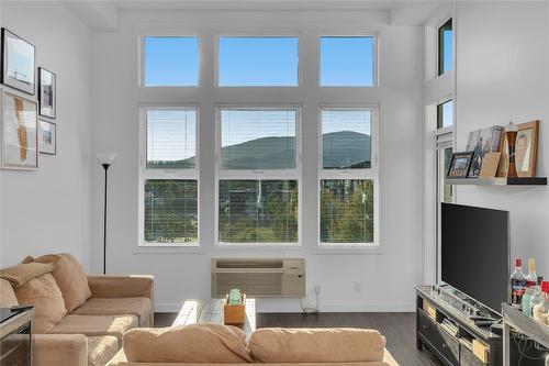 Ph12-1800 Richter Street, Kelowna, BC - Indoor Photo Showing Living Room