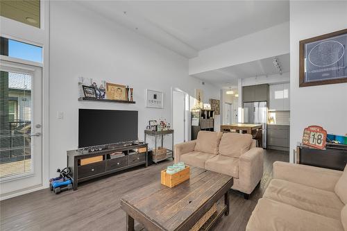 Ph12-1800 Richter Street, Kelowna, BC - Indoor Photo Showing Living Room