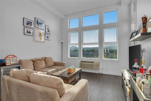 Ph12-1800 Richter Street, Kelowna, BC - Indoor Photo Showing Living Room