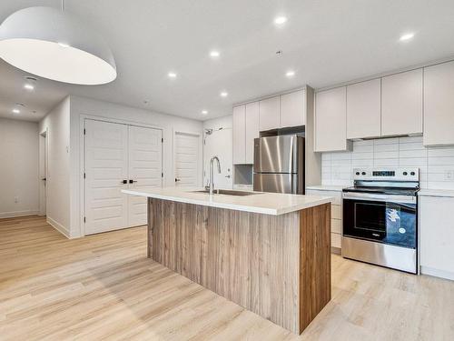 Kitchen - 403-145 Rue Salaberry, Salaberry-De-Valleyfield, QC - Indoor Photo Showing Kitchen With Upgraded Kitchen