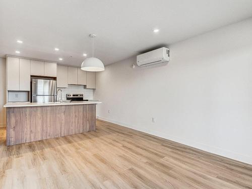 Vue d'ensemble - 403-145 Rue Salaberry, Salaberry-De-Valleyfield, QC - Indoor Photo Showing Kitchen