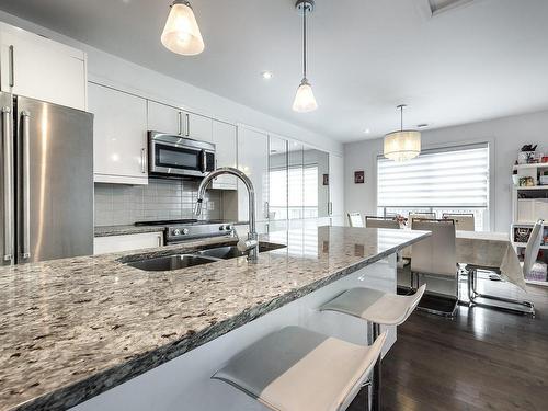 Kitchen - 5788A Av. Parkhaven, Côte-Saint-Luc, QC - Indoor Photo Showing Kitchen With Double Sink With Upgraded Kitchen