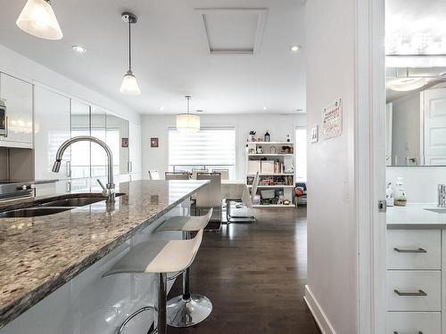 Kitchen - 5788A Av. Parkhaven, Côte-Saint-Luc, QC - Indoor Photo Showing Kitchen With Double Sink With Upgraded Kitchen