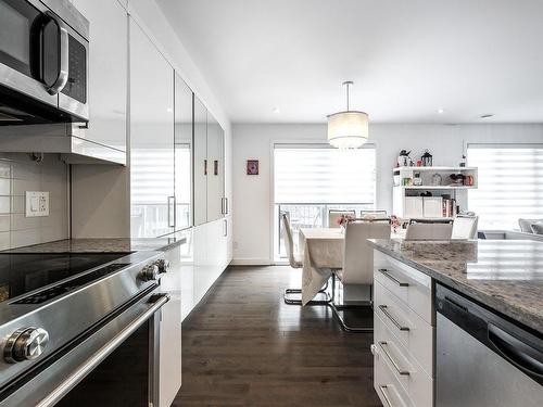 Kitchen - 5788A Av. Parkhaven, Côte-Saint-Luc, QC - Indoor Photo Showing Kitchen With Upgraded Kitchen