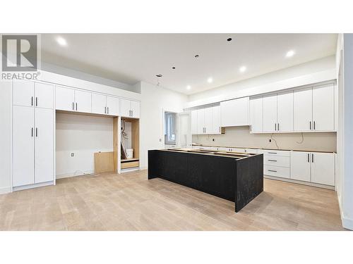 1001 Melrose Street, Kelowna, BC - Indoor Photo Showing Kitchen