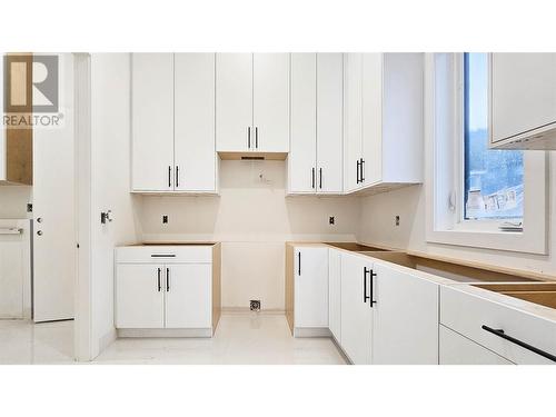 1001 Melrose Street, Kelowna, BC - Indoor Photo Showing Kitchen