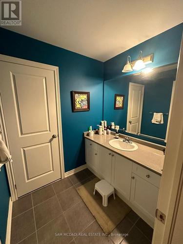 184 Raymond Road, Hamilton, ON - Indoor Photo Showing Bathroom