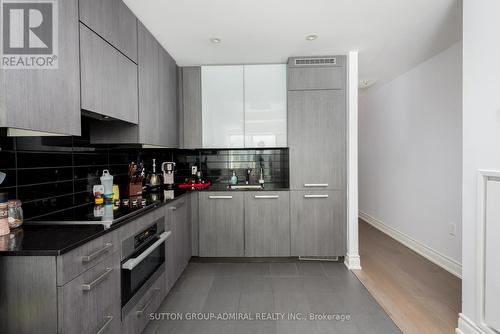 408 - 8 The Esplanade, Toronto, ON - Indoor Photo Showing Kitchen