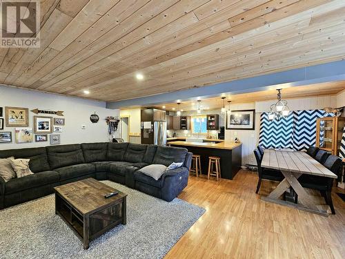 4975 Plateau Road, 108 Mile Ranch, BC - Indoor Photo Showing Living Room