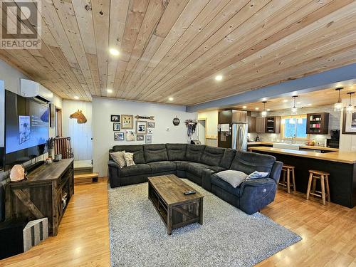 4975 Plateau Road, 108 Mile Ranch, BC - Indoor Photo Showing Living Room