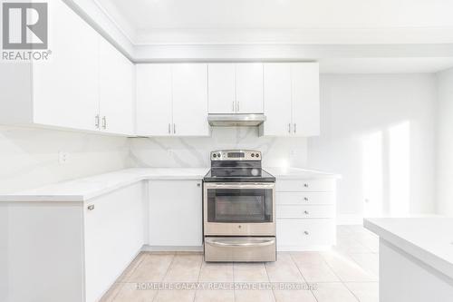 11 Chambersburg Way, Whitchurch-Stouffville, ON - Indoor Photo Showing Kitchen