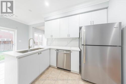 11 Chambersburg Way, Whitchurch-Stouffville, ON - Indoor Photo Showing Kitchen