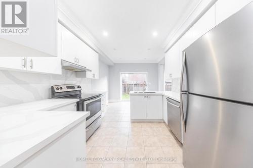 11 Chambersburg Way, Whitchurch-Stouffville, ON - Indoor Photo Showing Kitchen