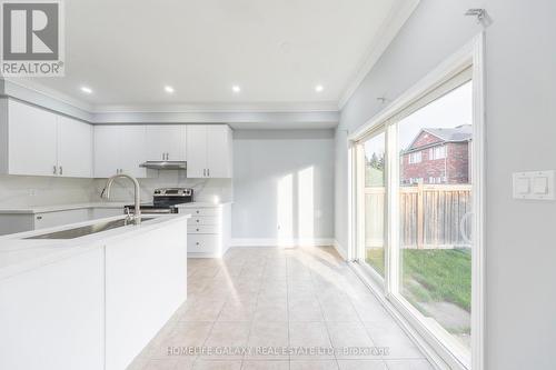 11 Chambersburg Way, Whitchurch-Stouffville, ON - Indoor Photo Showing Kitchen With Double Sink