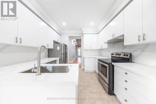 11 Chambersburg Way, Whitchurch-Stouffville, ON - Indoor Photo Showing Kitchen With Upgraded Kitchen