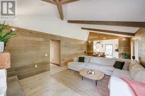 380 Parkside Drive, Hamilton, ON - Indoor Photo Showing Living Room