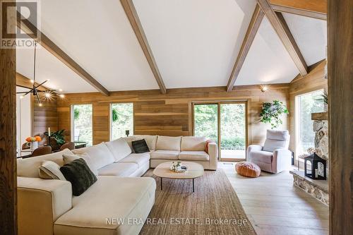 380 Parkside Drive, Hamilton, ON - Indoor Photo Showing Living Room