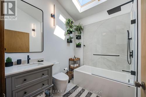 380 Parkside Drive, Hamilton, ON - Indoor Photo Showing Bathroom