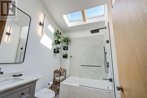 380 Parkside Drive, Hamilton, ON - Indoor Photo Showing Bathroom