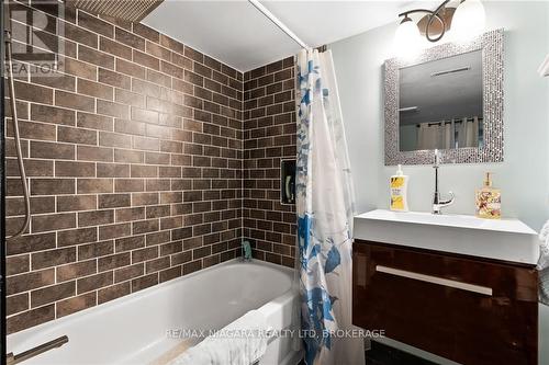 908 Netherby Road, Welland, ON - Indoor Photo Showing Bathroom