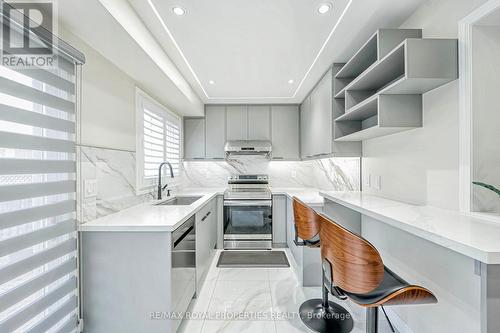 34 Hyacinth Crescent, Toronto, ON - Indoor Photo Showing Kitchen With Upgraded Kitchen