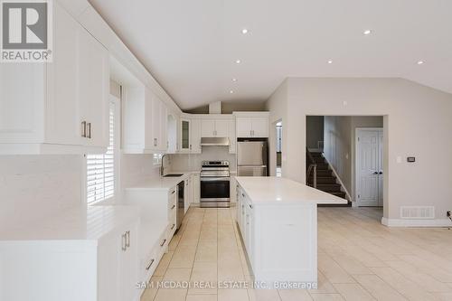 1198 Willowbrook Drive S, Oakville, ON - Indoor Photo Showing Kitchen With Upgraded Kitchen