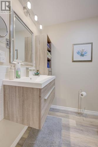 81 Dyer Court, Cambridge, ON - Indoor Photo Showing Bathroom