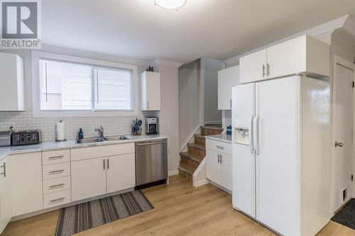 642 Albert St W, Sault Ste Marie, ON - Indoor Photo Showing Kitchen With Double Sink