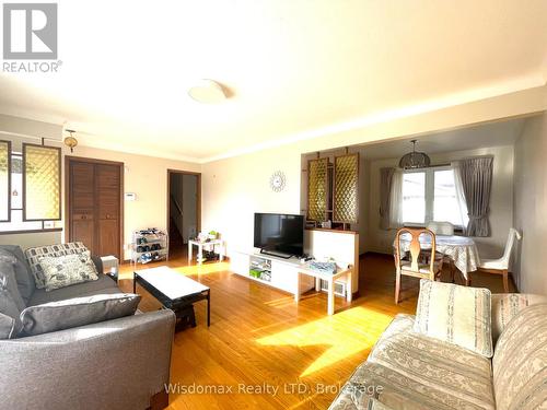 1 Donlon Circle, St. Catharines (461 - Glendale/Glenridge), ON - Indoor Photo Showing Living Room