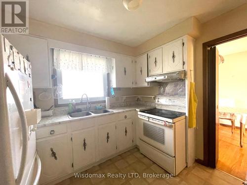 1 Donlon Circle, St. Catharines (461 - Glendale/Glenridge), ON - Indoor Photo Showing Kitchen With Double Sink