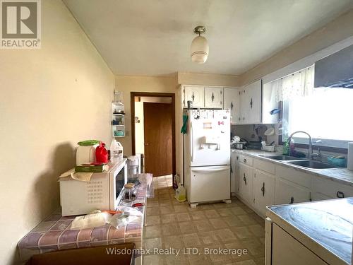 1 Donlon Circle, St. Catharines (461 - Glendale/Glenridge), ON - Indoor Photo Showing Kitchen With Double Sink