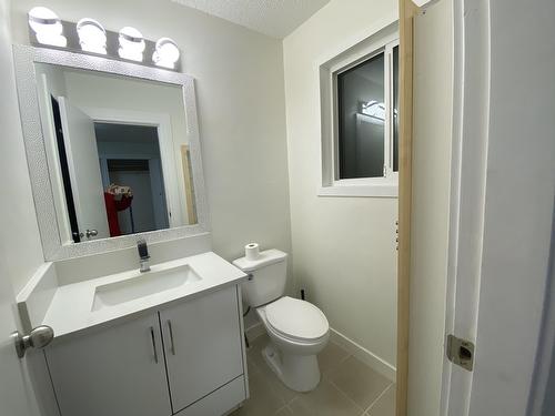 Upper Level Fl-832 Habgood Street, Surrey, BC - Indoor Photo Showing Bathroom