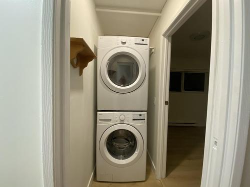 Upper Level Fl-832 Habgood Street, Surrey, BC - Indoor Photo Showing Laundry Room