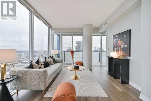 5004 - 15 Grenville Street, Toronto, ON - Indoor Photo Showing Living Room